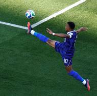 Kylian Mbappé se snaží zpracovat přihrávku.