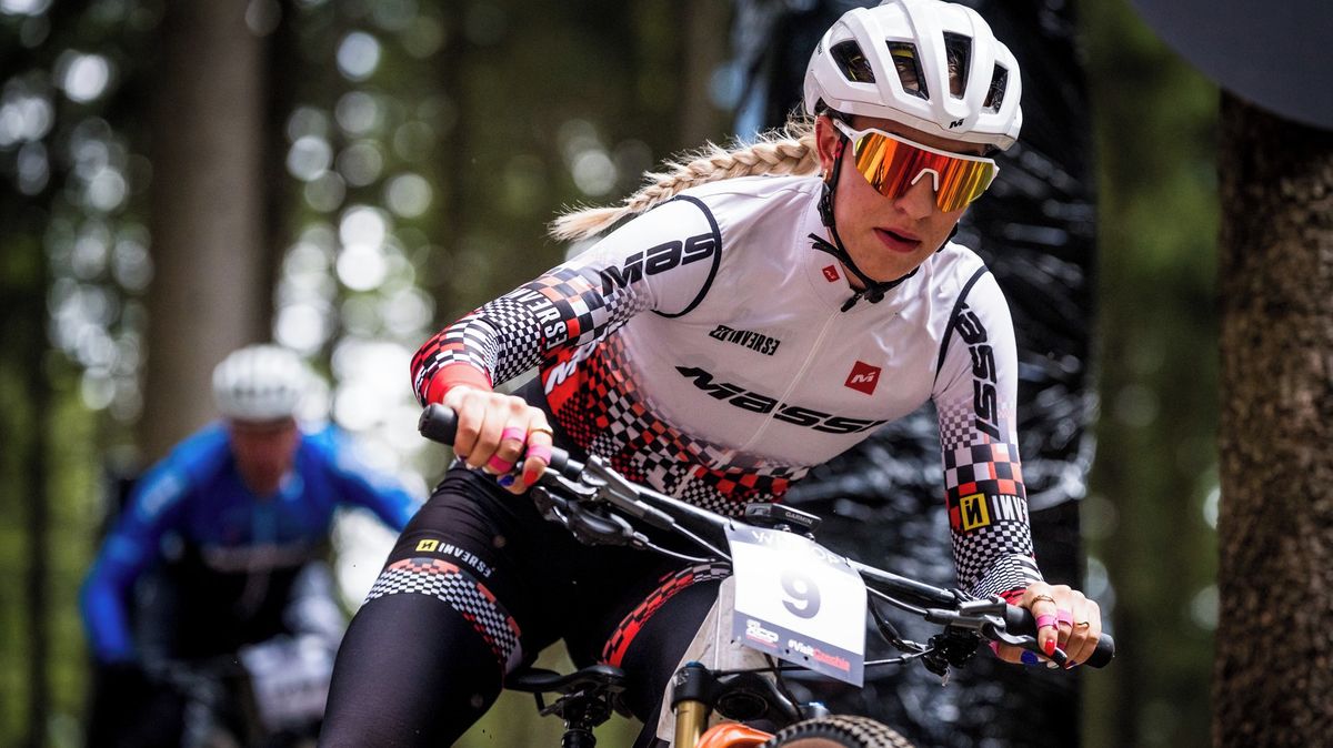 Česká bikerka po pádu dojela závod Světového poháru bez čoček