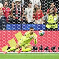 Diogo Costa chytá první španělskou střelu v zápase 