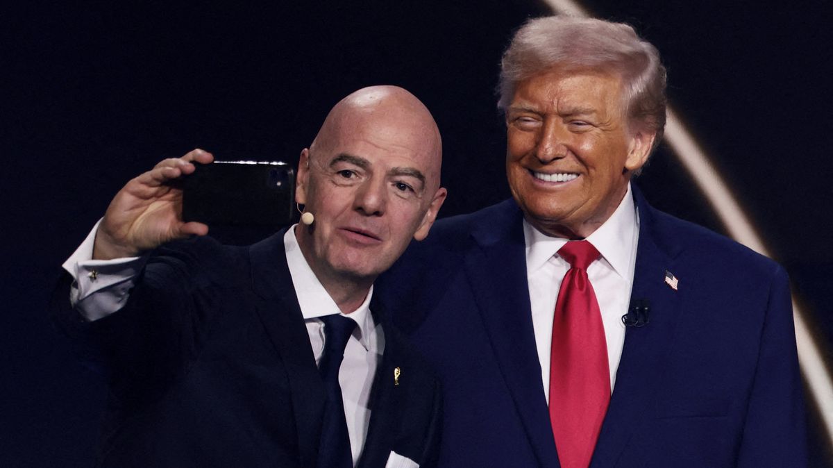Evropští politici chtějí vyšetřovat šéfa FIFA kvůli kontaktu s Trumpem