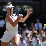 Linda Nosková z Česka během finále Wimbledonu proti Karolíně Muchové.