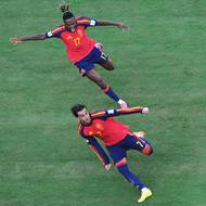 Synchronizovaná oslava Ferrana Torrese a Nica Williamse.