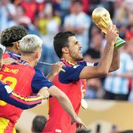 Rodri zvedl nad hlavu trofej pro mistry světa.