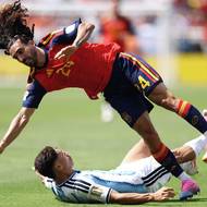 Marc Cucurella letí přes Montiela.