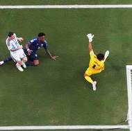 Lionel Messi právě střílí gól.