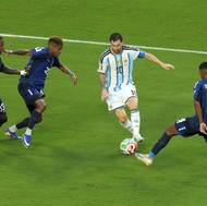 Lionel Messi se ocitl v zajetí tří obránců.