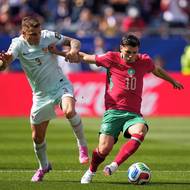 Lucas Digne se snažil obrat o míč Brahima Díaze