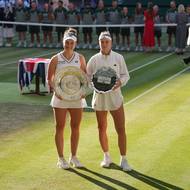 Vítězka Wimbledonu Linda Nosková a poražená Karolína Muchová pózující s trofejemi