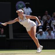 Linda Nosková z Česka během finále Wimbledonu proti Karolíně Muchové.