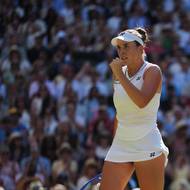 Linda Nosková z Česka během finále Wimbledonu proti Karolíně Muchové.