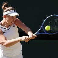 Linda Nosková během finále Wimbledonu proti Karolíně Muchové.