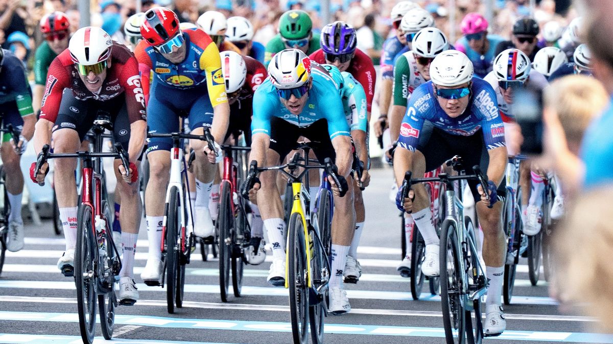 Van Aert znovu slaví. Rozhodovaly milimetry, vítěz se měnil dlouho po dojezdu