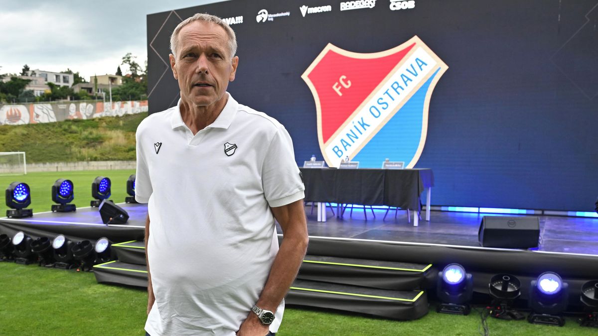 Češi jsou drazí, je to šílená doba, rozpovídal se Mikloško o cenách hráčů. Baník podepisoval především cizince