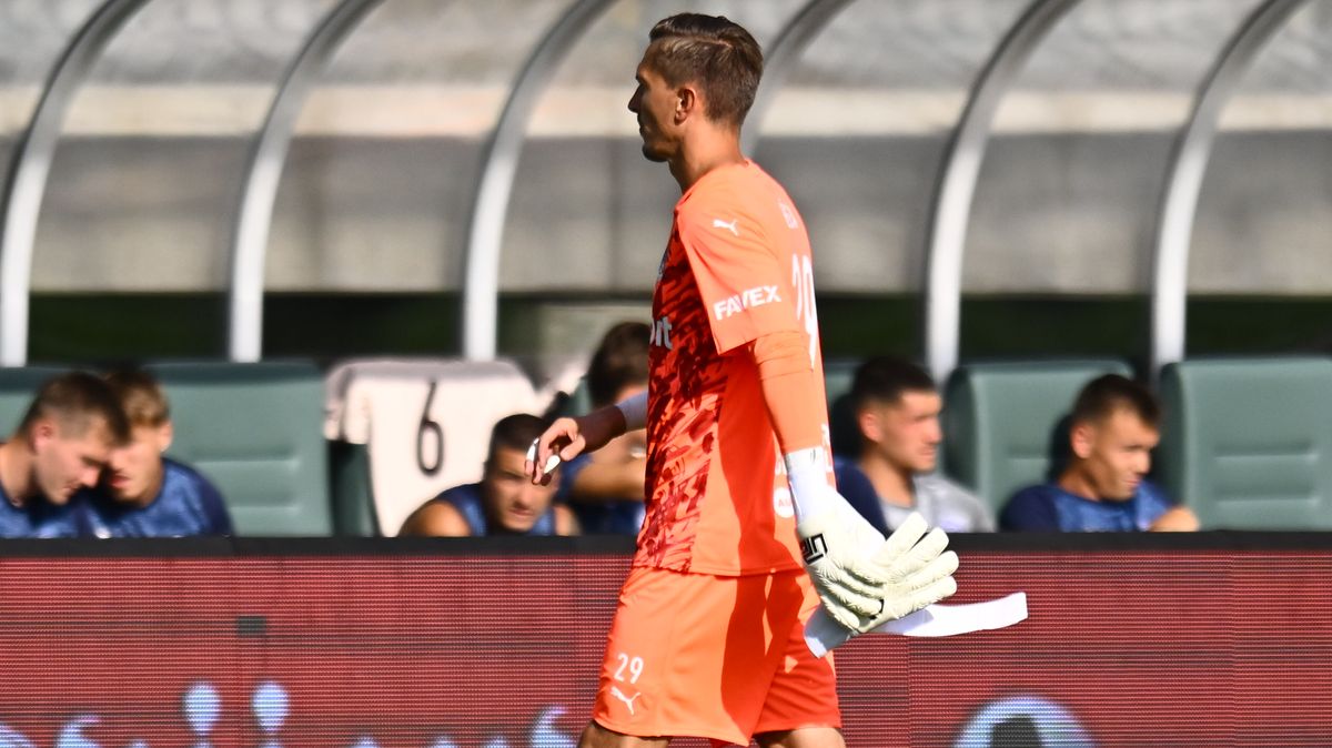 FOTBAL ONLINE: Červená pro brankáře Slovácka! Baník zahrozil hned v úvodu, Slavia zůstává stoprocentní