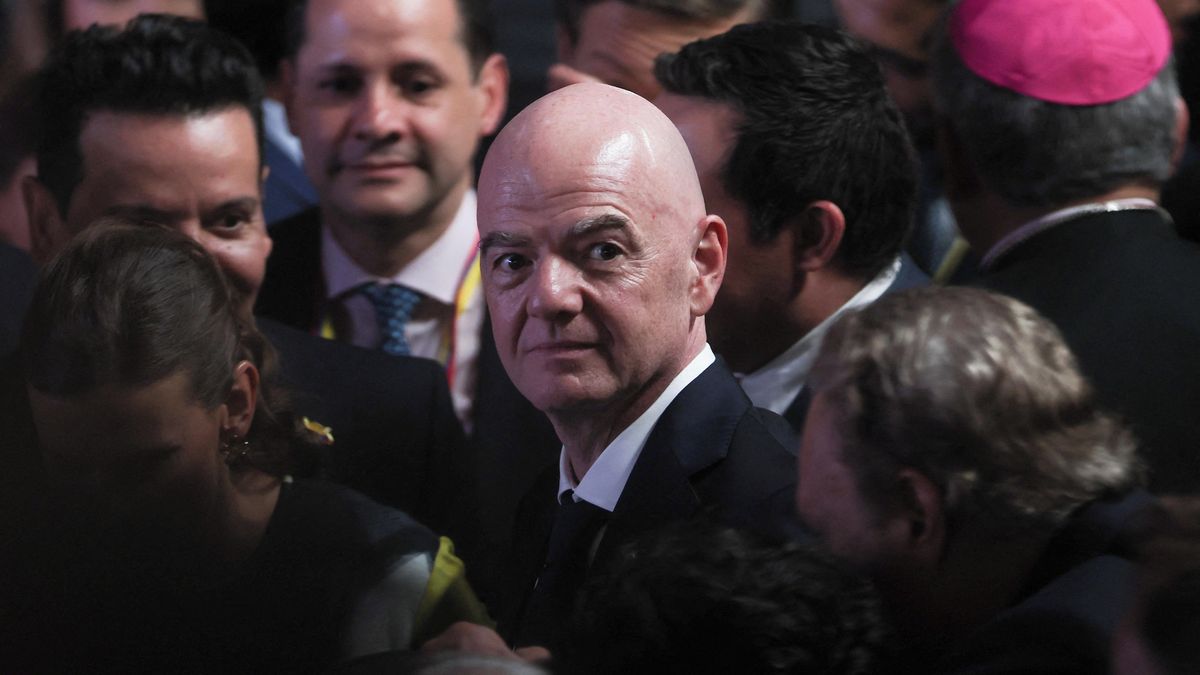 Infantino v době působení v UEFA zajistil milence vysoké odstupné
