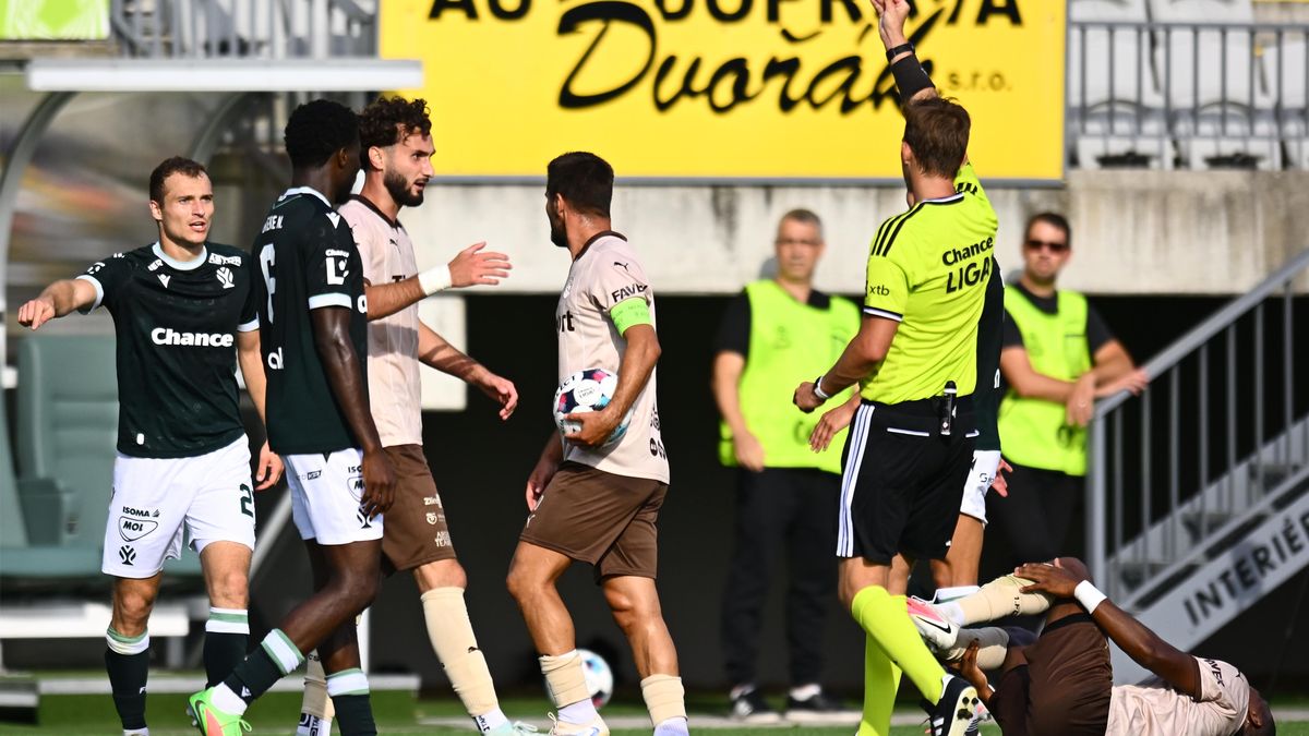 FOTBAL ONLINE: Divočina v Jablonci, tři červené! Oslabený Baník podlehl Hradci. Slavia zůstává stoprocentní, chystá se Sigma