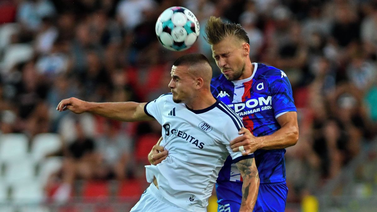 FOTBAL ONLINE: Hned po pauze Artis srovnává. V Jablonci tři červené! Oslabený Baník podlehl Hradci. Slavia dál stoprocentní
