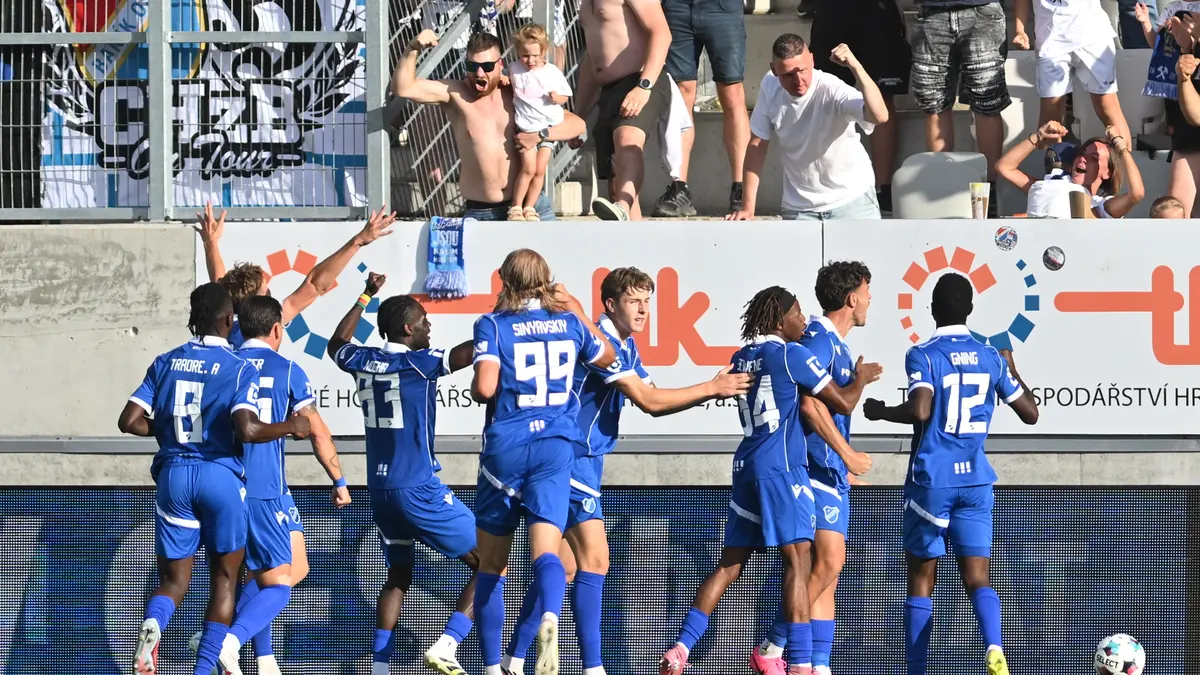 FOTBAL ONLINE: Šílené zranění v Ostravě! Zbrojovka slaví, Pardubice se topí v krizi 