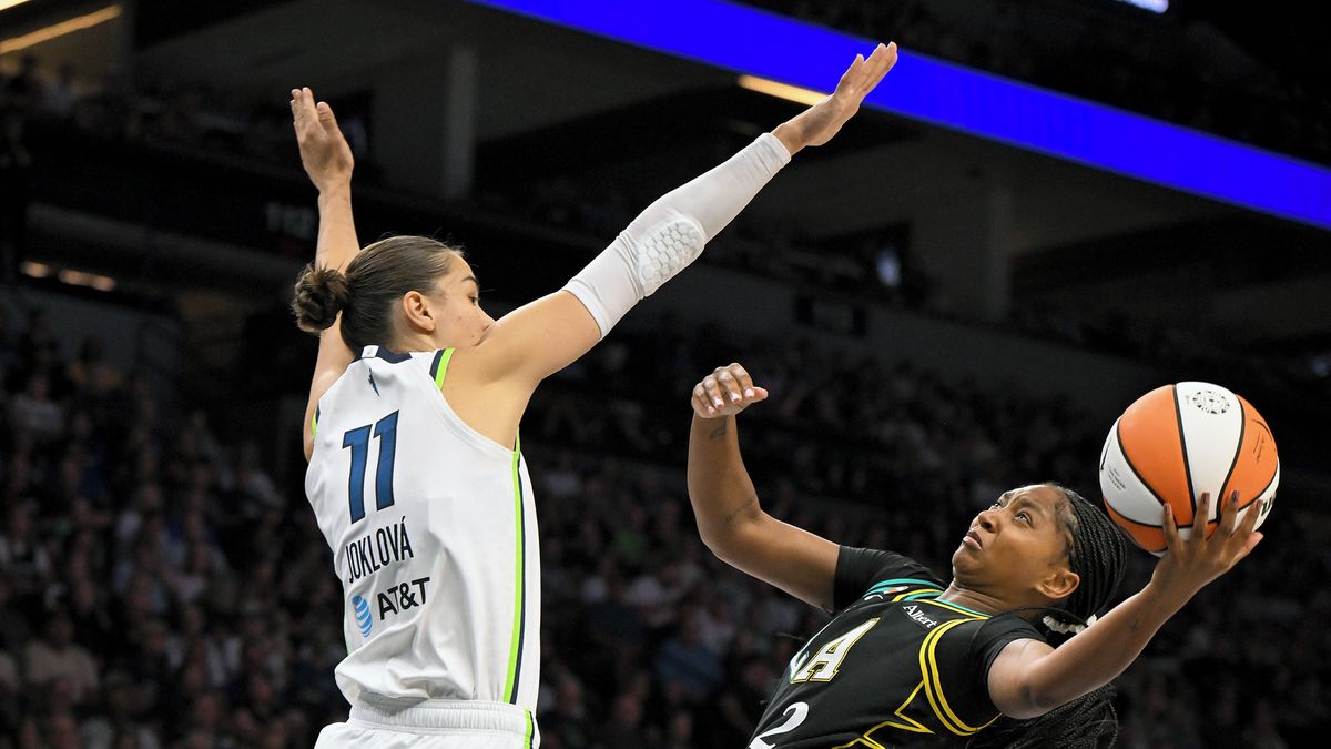Joklová ve WNBA pomohla Minnesotě k postupu