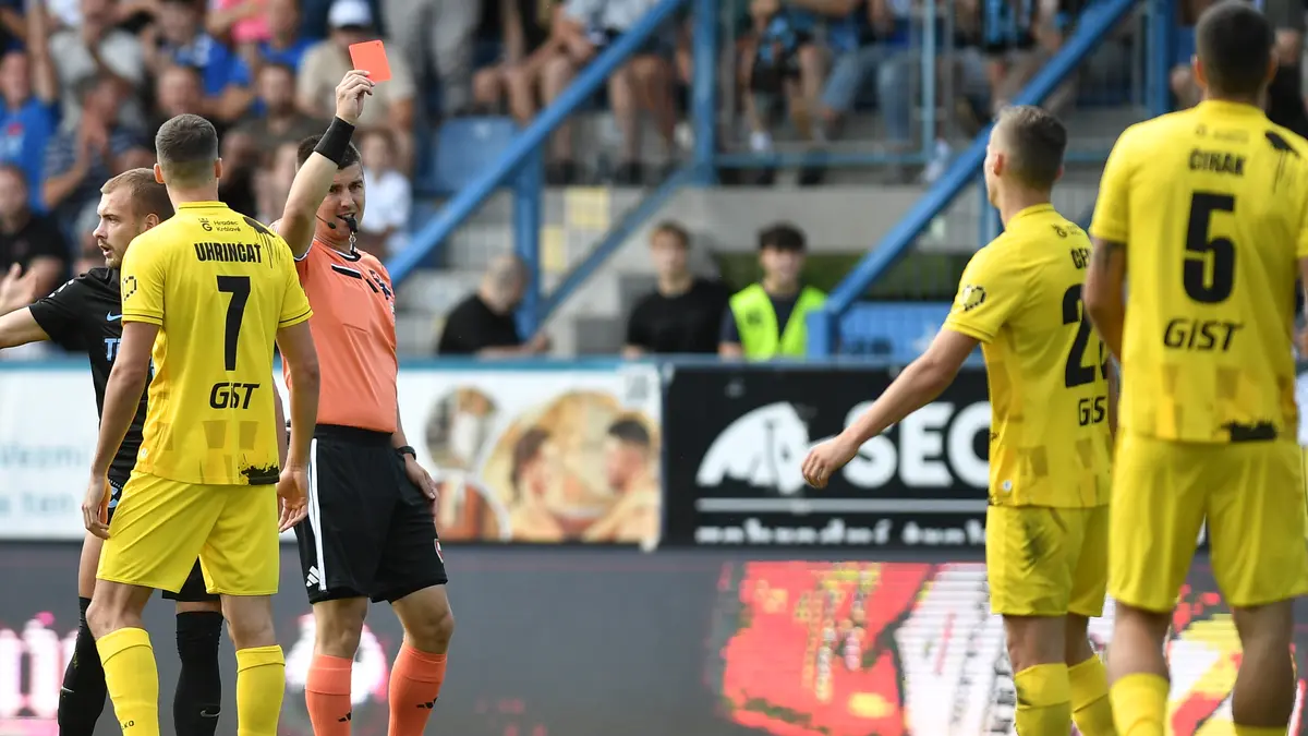 FOTBAL ONLINE: Obrovský problém pro Hradec, hned po začátku jde do deseti. Chystá se první derby sezony!