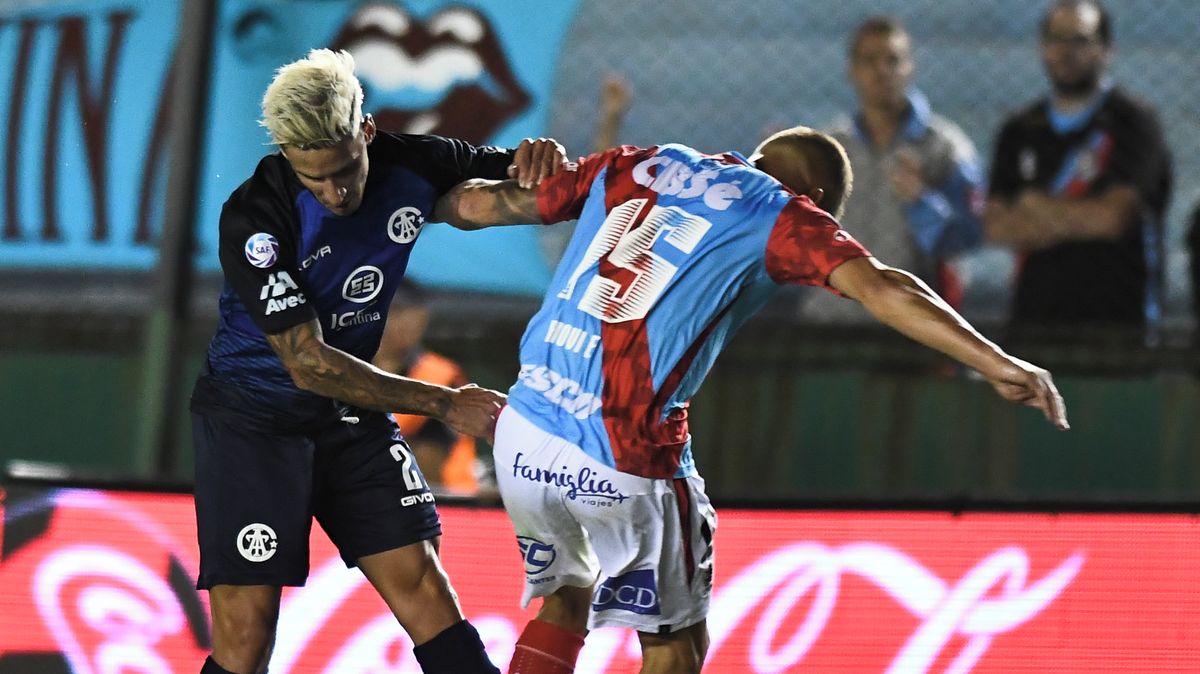 Nevídaná rvačka v Argentině. V závěru třetiligového zápasu se popraly celé týmy
