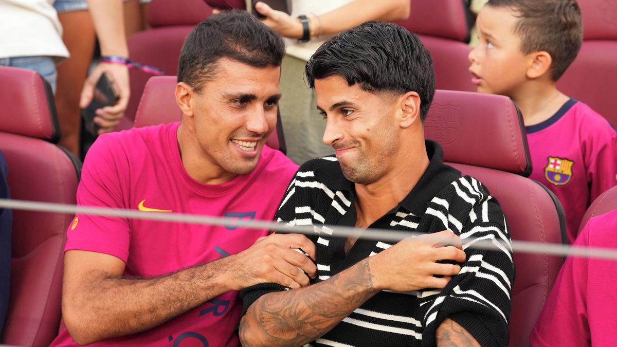 Chaos těsně před zápasem, Cancelo se nedočkal představení fanouškům v Barceloně