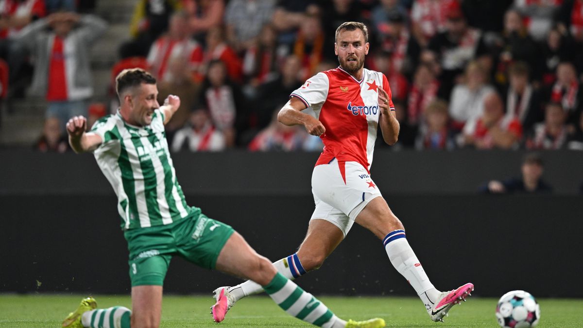 FOTBAL ONLINE: Chorý se trefil! Slavia v derby znovu vede. Sparta si zastřílela