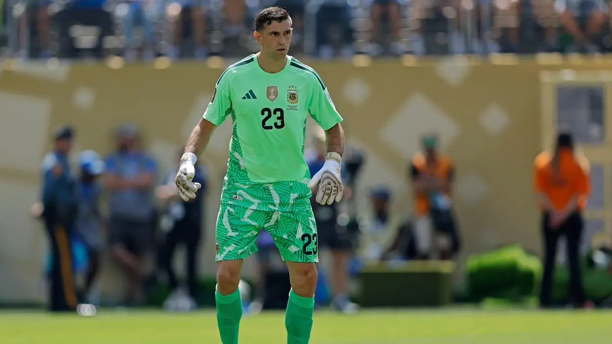 Photo: sport.cz Martínez Leaves Aston Villa to Become Chelsea's First-Choice Goalkeeper