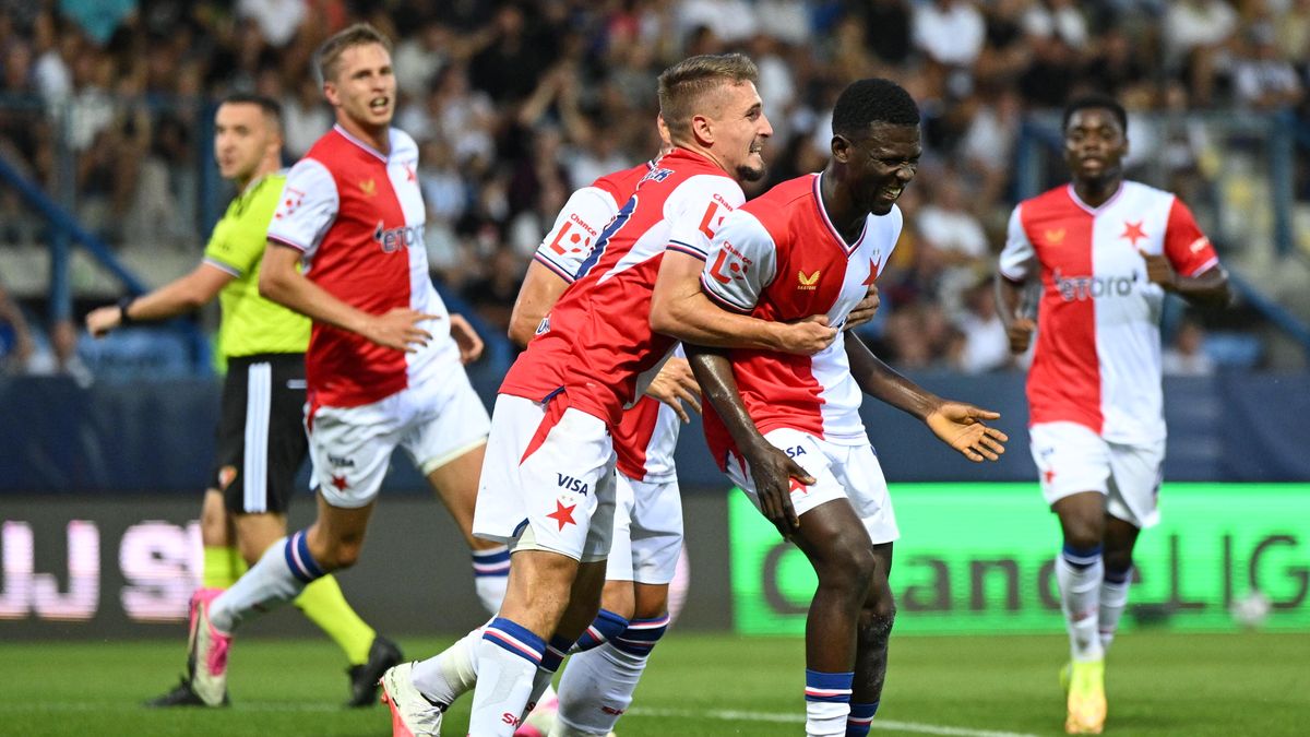 FOTBAL ONLINE: Slavia využila hned první šanci, raduje se z gólu po dlouhém autu. Baník udolal Artis