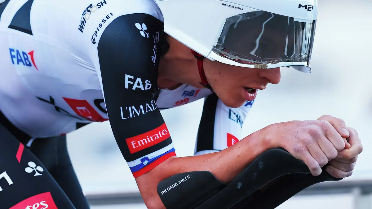 Blázinec na Vueltě. Krupobití předčasně ukončilo etapu, cyklisté se sami rozhodli zastavit