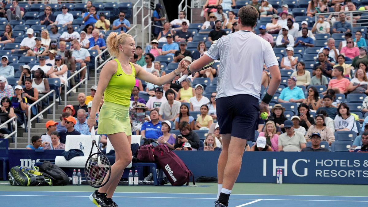 Siniaková se v mixu střetne s Djokovičem a Sabalenkovou