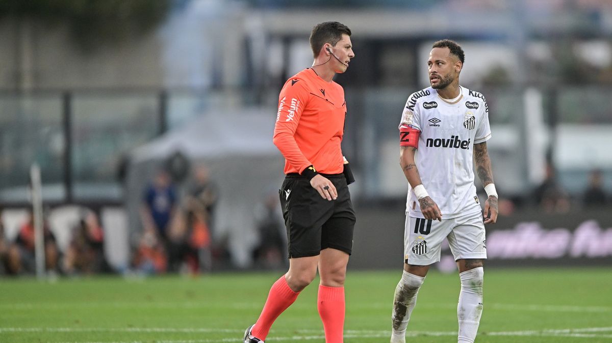 Neymar šel jako první hráč v Brazílii podle nových pravidel na minutu ze hřiště