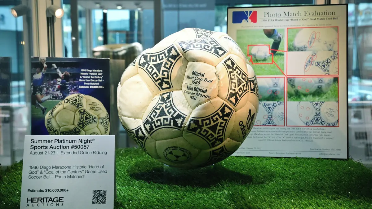 Nejspornější gól v historii MS. Míč po Boží ruce byl vydražen za miliony dolarů