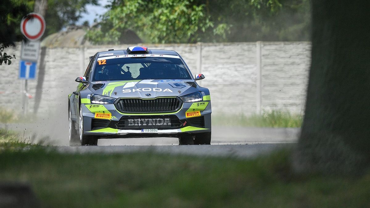 Hrozivý let přes střechu! Český pilot po něm překvapil fanoušky, další auto mířilo do porostu