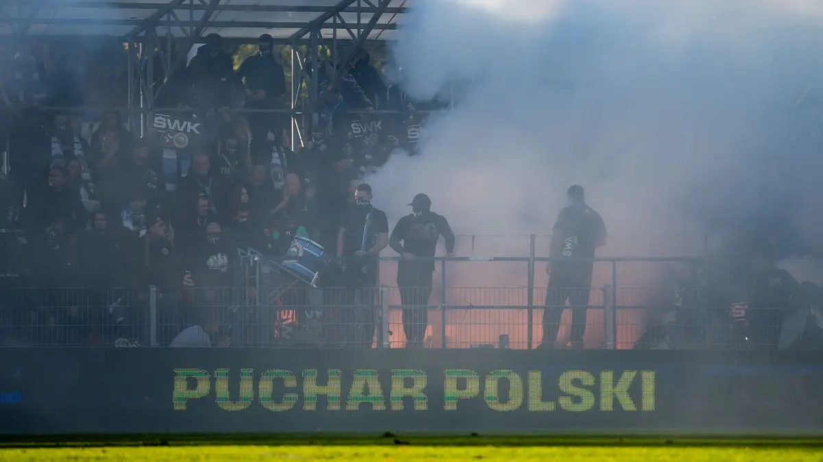 Smrt fanouška otřásla Polskem. Osobnosti tamního fotbalu se bouří