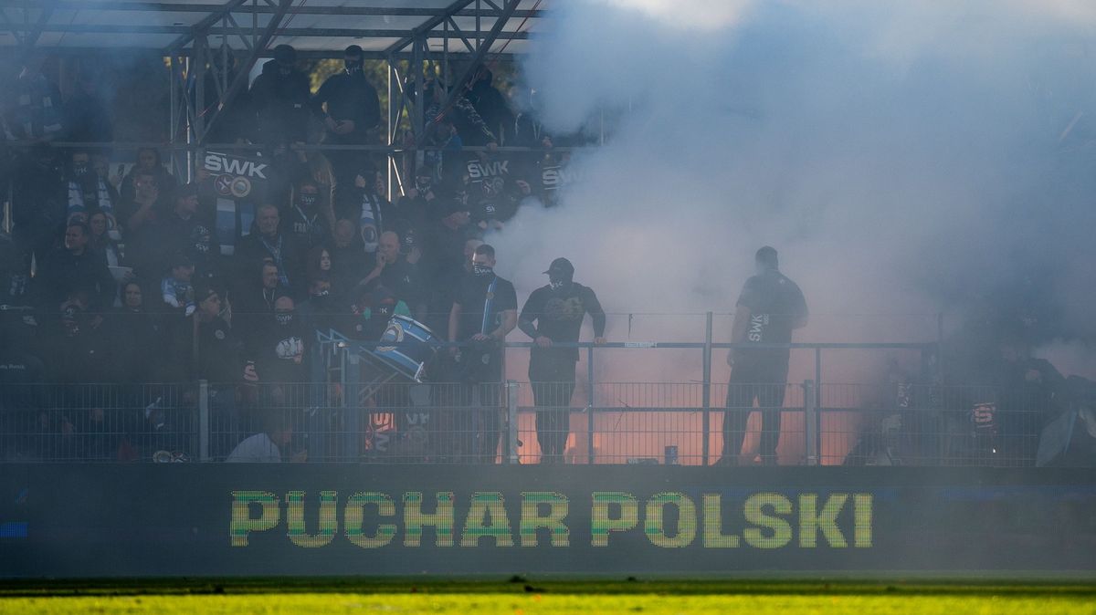 Smrt fanouška otřásla Polskem. Osobnosti tamního fotbalu se bouří