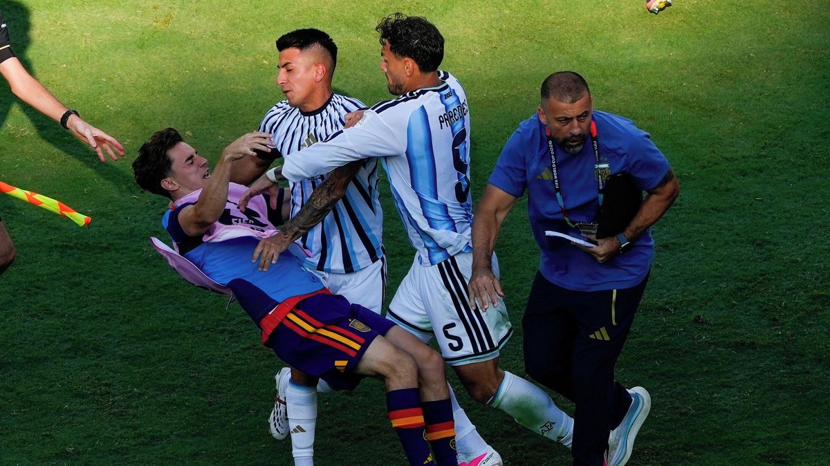Paredes odskákal blikanec po finále MS, Argentina vyfasovala pokutu