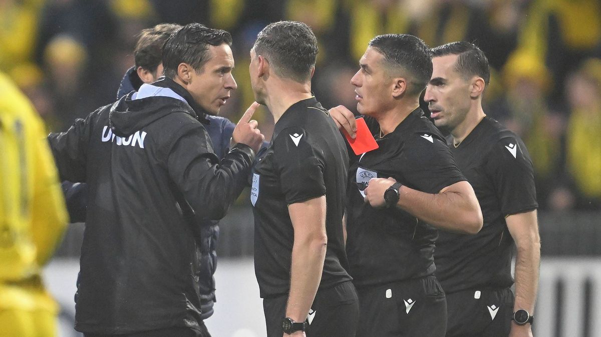 Divočina v předkole Ligy mistrů. Hráči a předseda klubu se sápali na rozhodčího