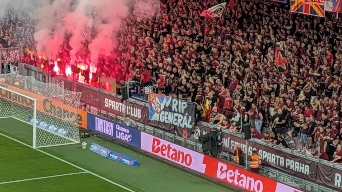 Sparta se distancuje od kontroverzní vlajky v kotli při derby