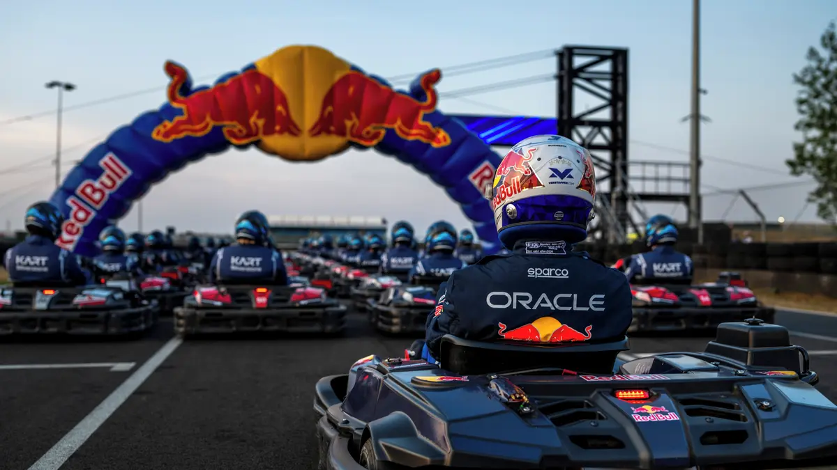 Verstappen se vrací k motokárám. V Silverstonu se postaví stovce soupeřů