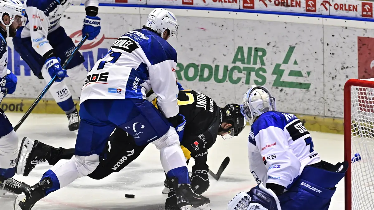 HOKEJ ONLINE: Kometa začala extraligu na ledě Litvínova, Kladno rychle prohrává. Pardubice hostí derby, Spartu čeká outsider