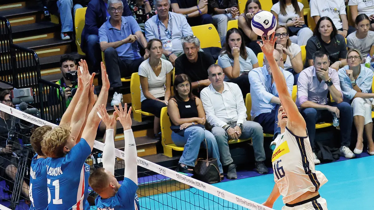 VOLEJBAL ONLINE: Češi ztrácí ve třetím setu. Mistři světa je ničí servisem