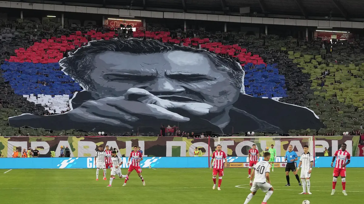 Fanoušci v Bělehradu navzdory pokutě opěvovali Mladiče