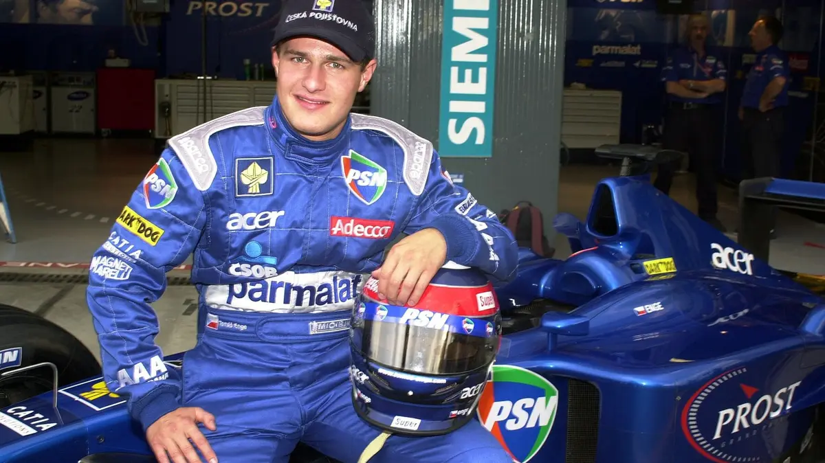 25 let od historického momentu. Engemu při debutu v F1 přál štěstí Schumacher a porazil Alonsa