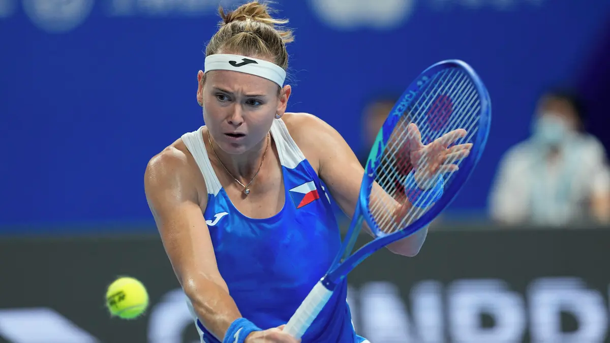 TENIS ONLINE: Češky v boji o semifinále. Bouzková úvodní sadu urvala v tie-breaku, ve druhé musí dohánět ztrátu