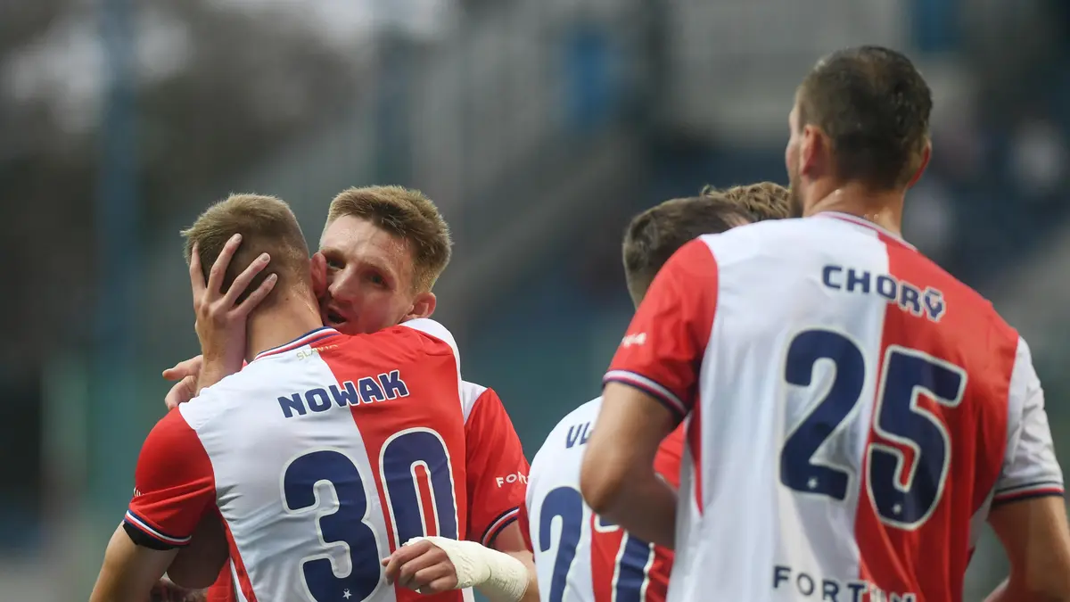 Slavii nezastavil ani zhasnutý stadion. Po výhře je znovu první