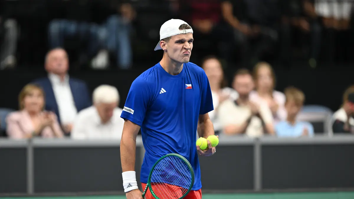 TENIS ONLINE: Menšík bojuje v Davisově poháru s nervozitou a v prvním setu se propadá