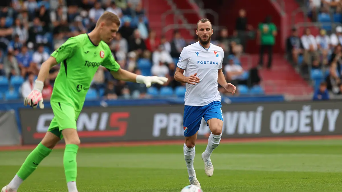 FOTBAL ONLINE: Pardubice vedou nad otřeseným Baníkem a spálily další tutovku, Slavia se představí v Teplicích
