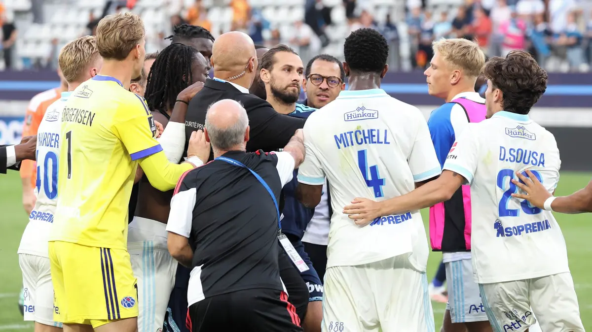 Provokoval fanoušky bývalého klubu, potom se strhla hromadná mela. Někdejší kouč Chelsea gesta nelitoval