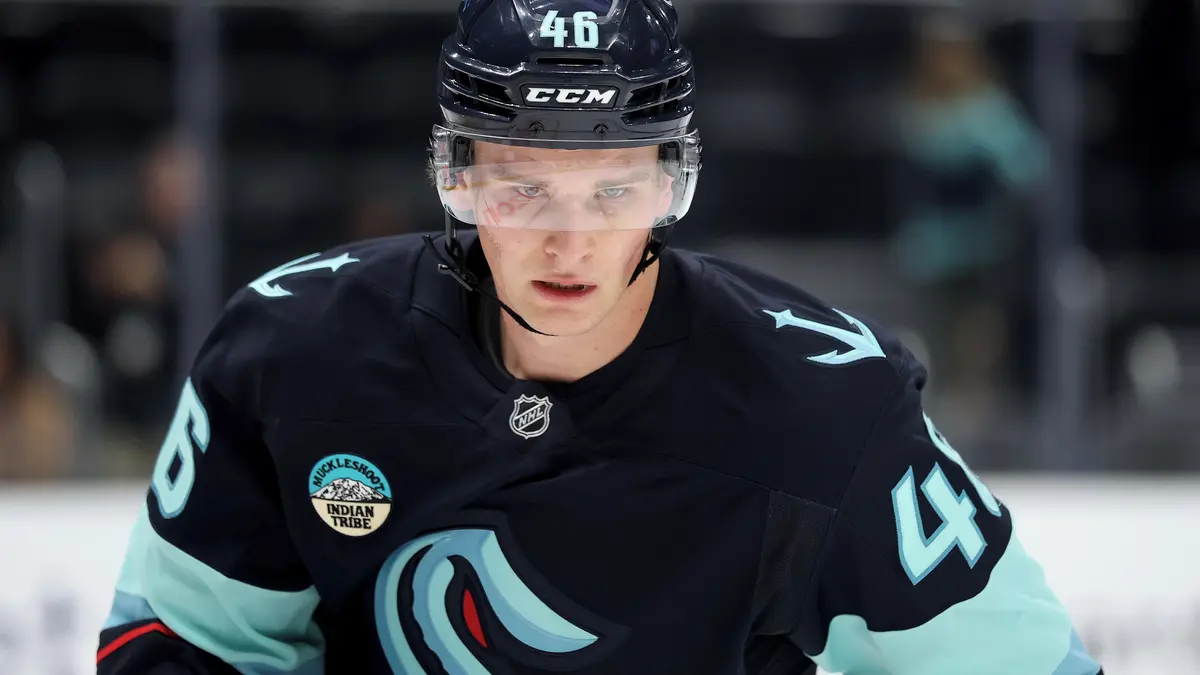 Obránci v NHL ruply nervy a seřezal bezbranného soupeře. Trenér se bitkaře zastal